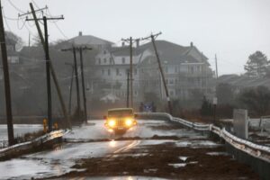 Arctic blast, blizzards disrupt U.S. travel ahead of holidays 36 660929 origin 1