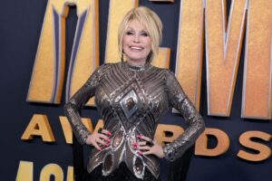 Dolly Parton makes surprise appearance on ‘Call Me Kat’ to deliver a moving tribute to Leslie Jordan 52 662934 origin 1