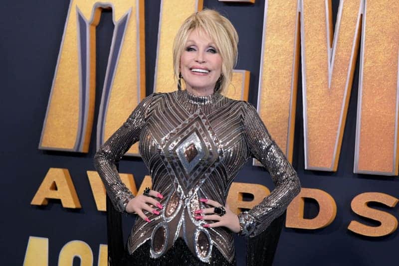 Dolly Parton Makes Surprise Appearance On ‘Call Me Kat’ To Deliver A Moving Tribute To Leslie Jordan 1 662934 origin 1