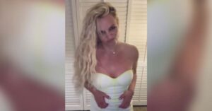Britney Spears Flips Off The Camera In Latest Dance Video After Being Accused Of 'Manic' Restaurant Meltdown 24 664315 origin 1
