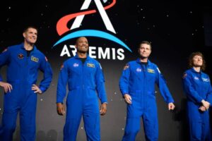 First woman, Black astronaut to make 2024 flight around Moon 4 674748 origin 1
