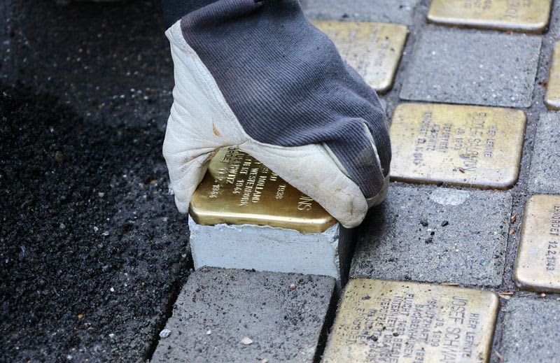 German artist nearing 100,000 cobblestones to mark victims of Nazis 88 677438 677438 origin 1 3