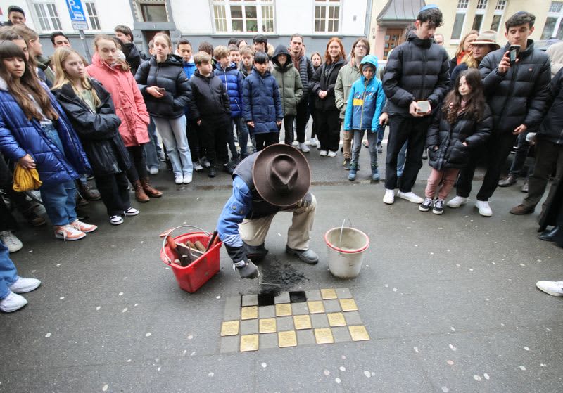 German artist nearing 100,000 cobblestones to mark victims of Nazis 89 677438 677438 origin 1 4