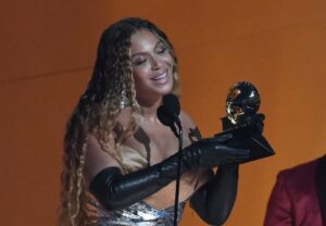 Fans in frenzy as Beyonce kicks off concert tour 4 678054 origin 1