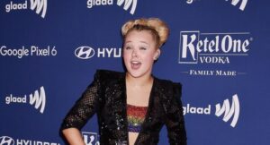 JoJo Siwa Accidentally Butt-Dialed Dad During Intercourse, and He Thought She Was 'Drowning' 28 678132 origin 1