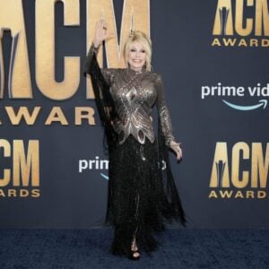 Dolly Parton jokes she wants THREESOME with Garth Brooks and wife at ACM Awards 4 678338 origin 1