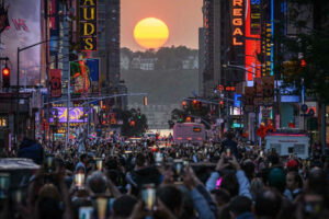 New Yorkers gather to watch 'Manhattanhenge' 8 680418 origin 1