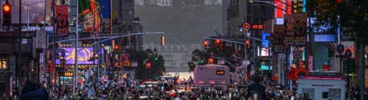 New Yorkers gather to watch ‘Manhattanhenge’