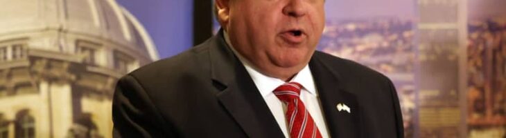 Illinois governor OK’s measure allowing civil action against gun dealers and manufacturers for improper marketing campaigns