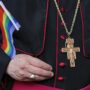 Did Pope Francis wear a rainbow cross to express support for the LGTBQ+ community?